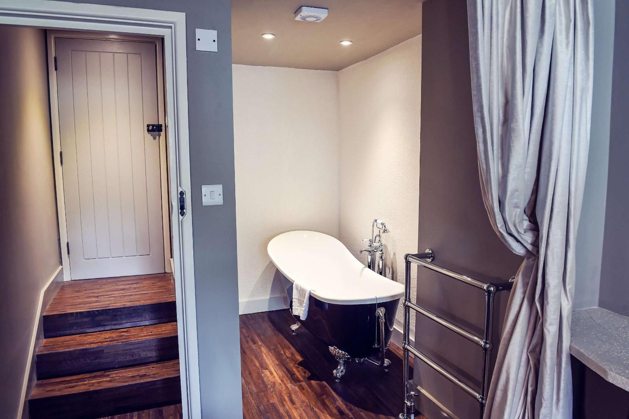 The Nest Hotel & Restaurant Питерсфилд Экстерьер фото